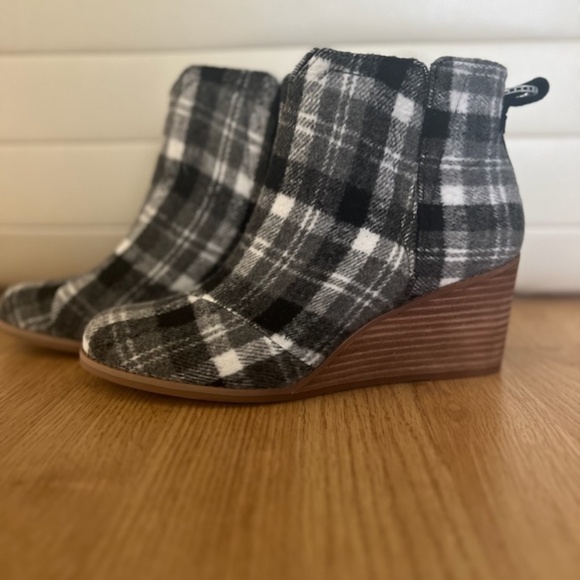 NWT Toms Wedge Heeled Booties Clare Black and White Plaid Flannel 9 - Picture 1 of 5
